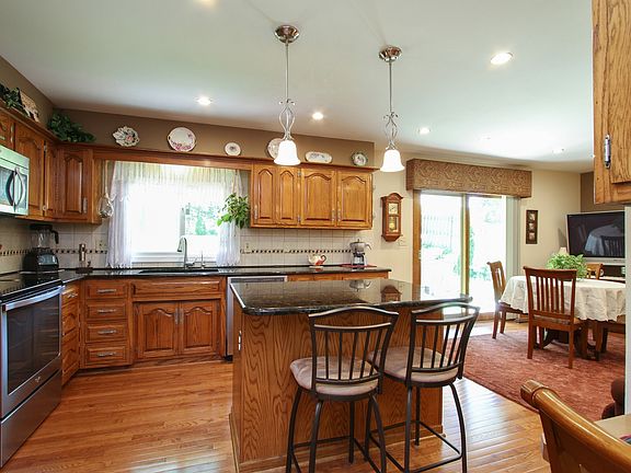 5th image of 912 N Oakwood Dr