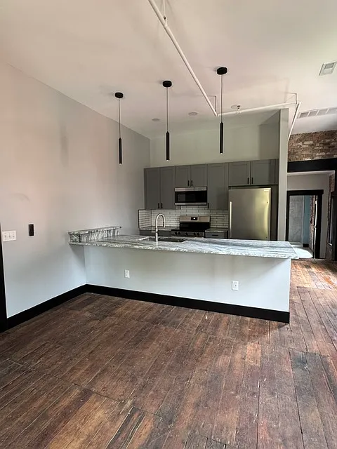 1 bed, 1019 sqft, $1,350 — Photo 2