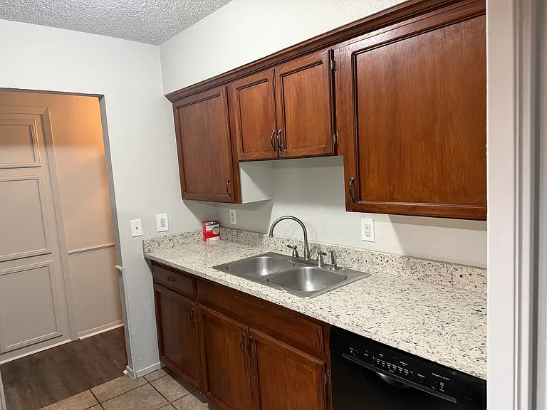 5225 Floyd Ave — Photo 2