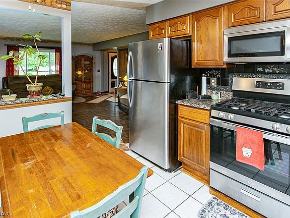 3rd image of 41559 Edgehill Dr