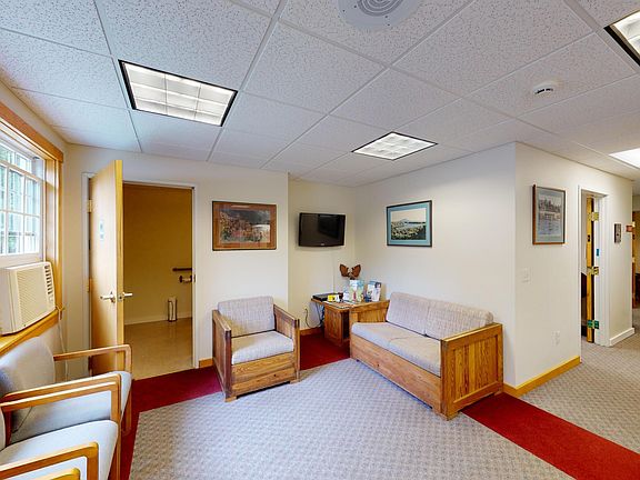 5th image of 377 Commercial St