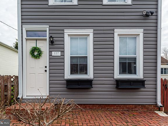 3rd image of 227 Washington St