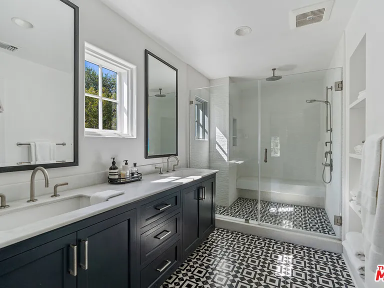 560 S Bronson Ave #A — Photo 45