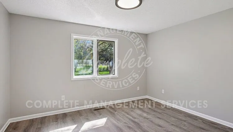 8327 Victoria Dr — Photo 15