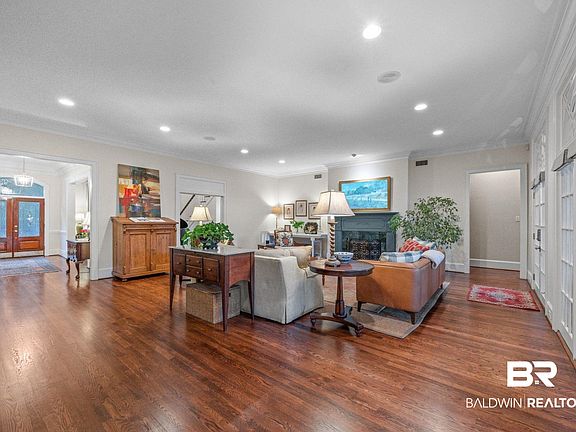5th image of 152 Clubhouse Cir