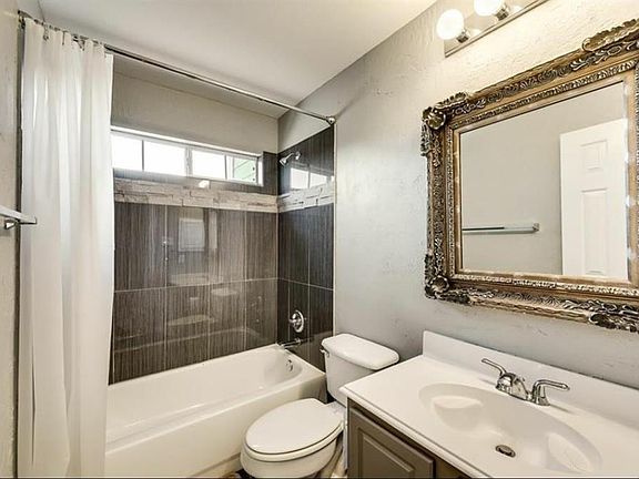 3rd image of 9901 Oakmont Ct