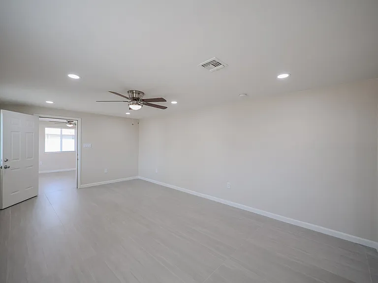 1053 E Weldon Ave — Photo 2
