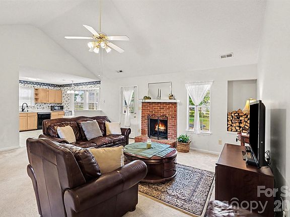 4th image of 1010 Ridgefield Cir