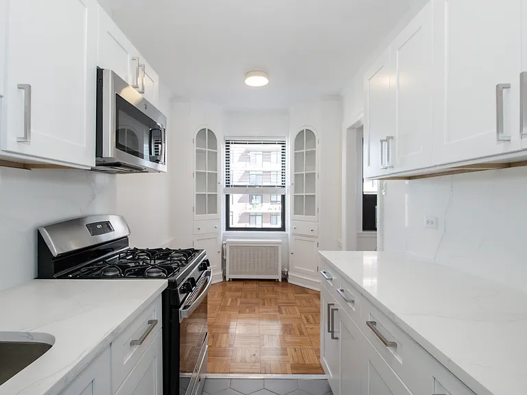 1100 N Dearborn — Photo 17