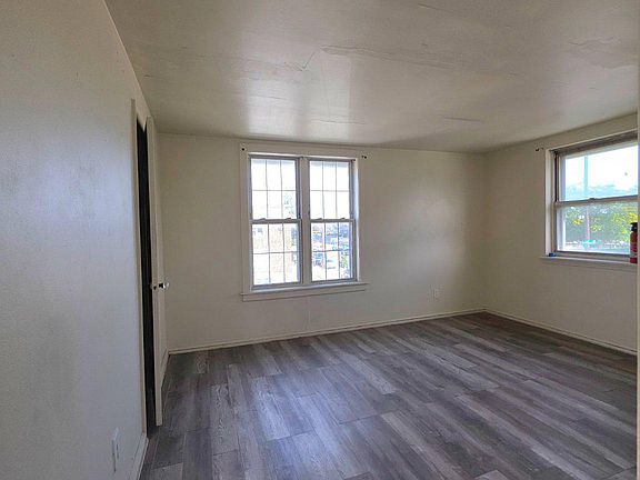 5th image of 648 E Carver St