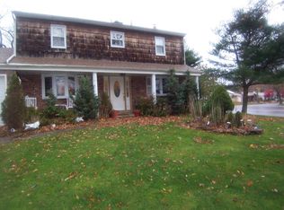 1 Foothill Ln, Dix Hills, NY 11746