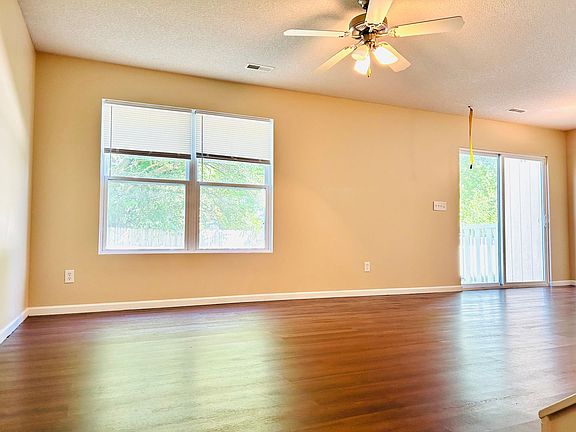 3rd image of 829 Whitetail Ct