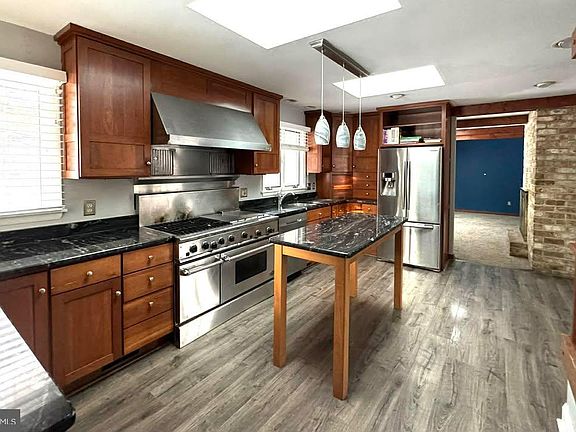 5th image of 4377 Astor Dr