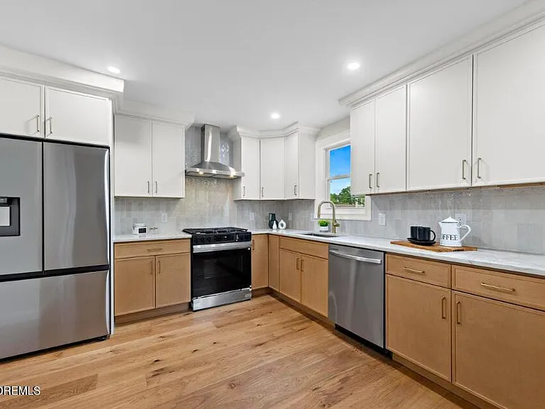824 Dunlewy St — Photo 10