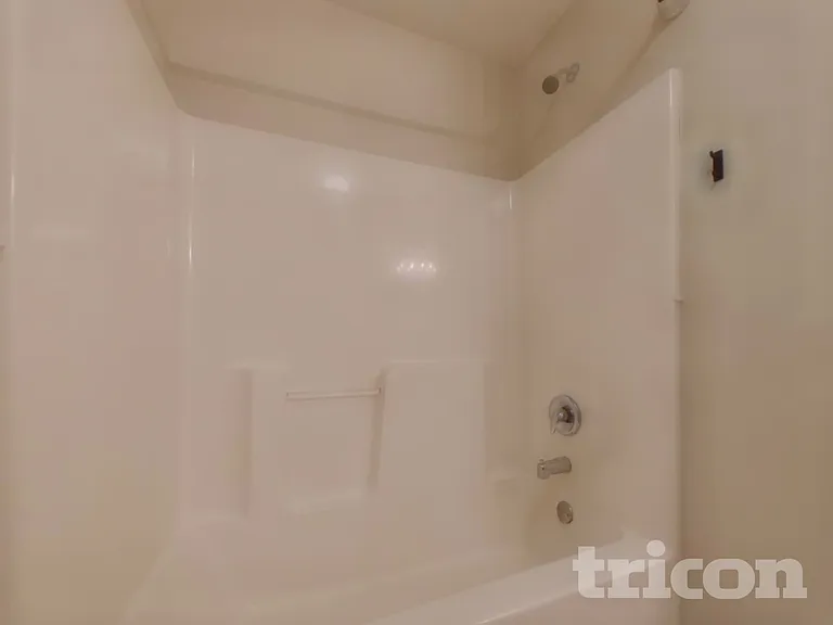 1042 Sutherland Dr — Photo 7