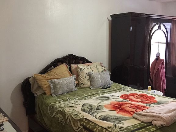 4th image of 10105 Avenue L