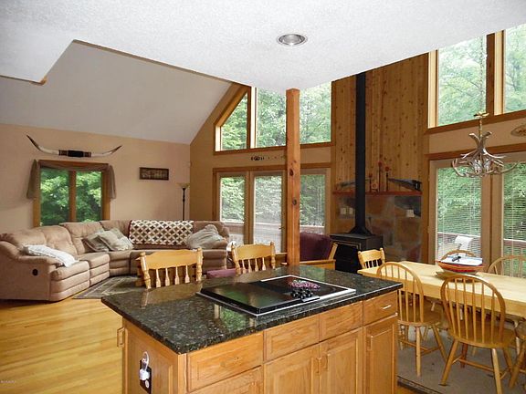 5th image of 21 White Birch Dr