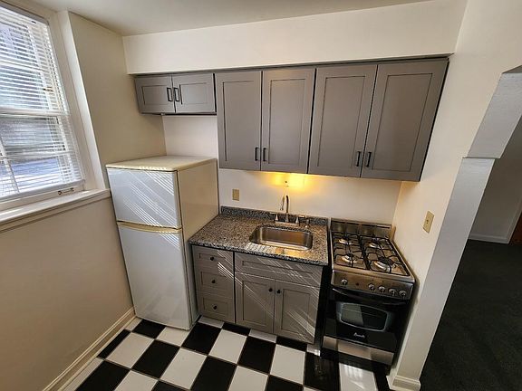 3rd image of 227 Montrose Pl APT B