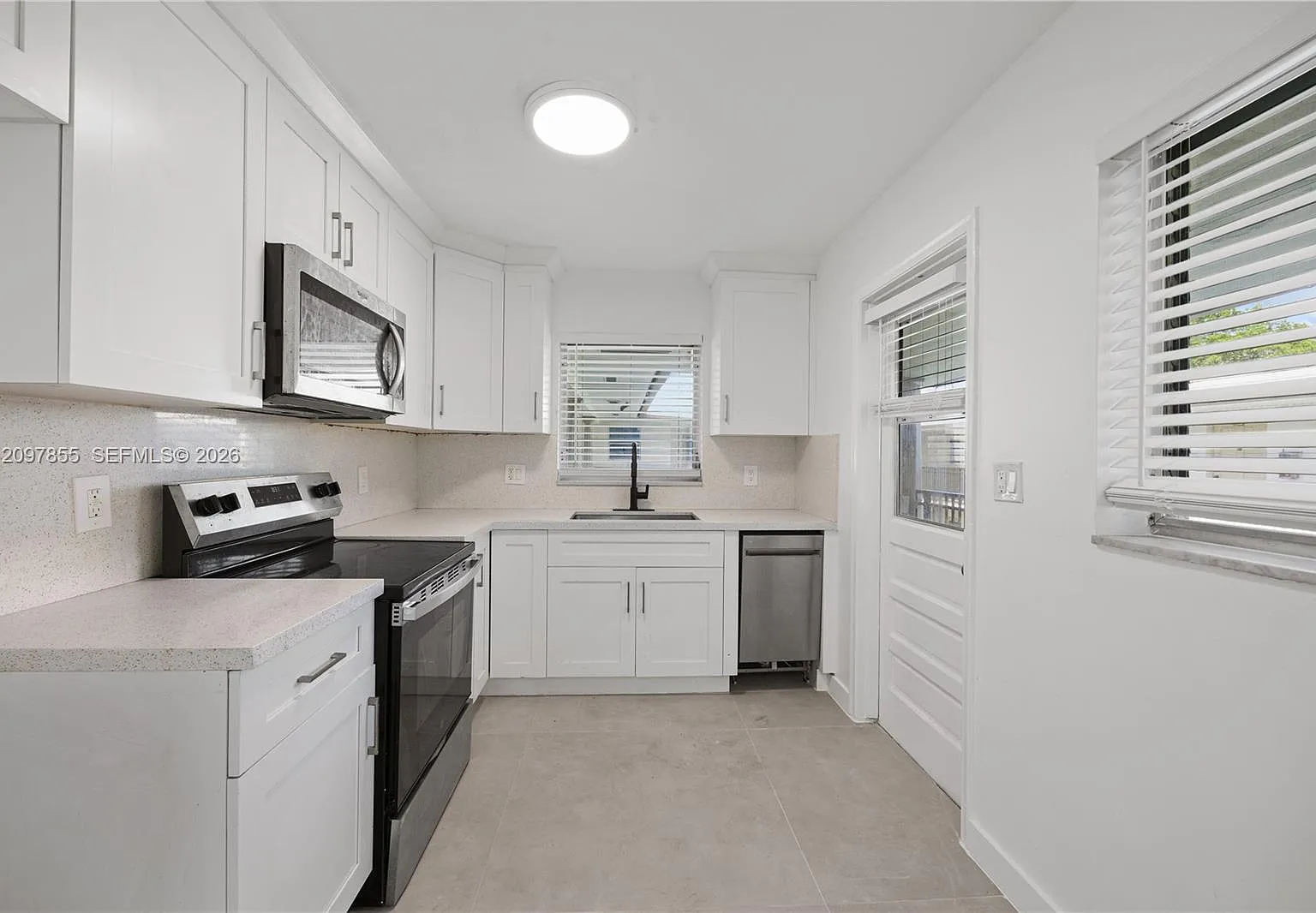 Hollywood Hills — Photo 2