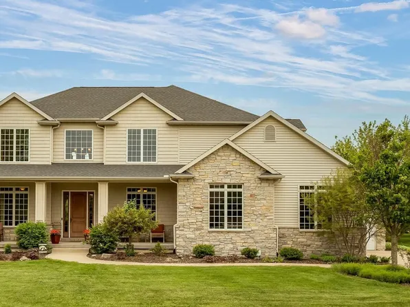 5323 Hopewell Ct, Bettendorf, IA 52722