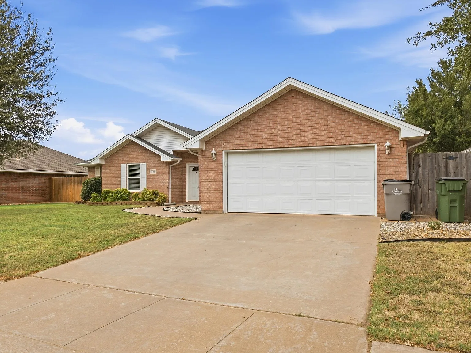 3 bed, 2.0 bath, 1469 sqft, $2,350 — Photo 2