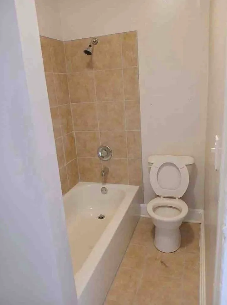 5 bed, 2.0 bath, 2000 sqft, $1,900 — Photo 4
