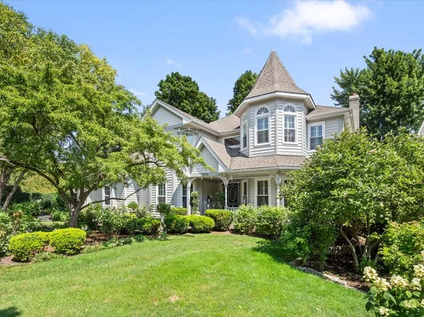 1006 Thoroughbred Cir, St Charles, IL 60174