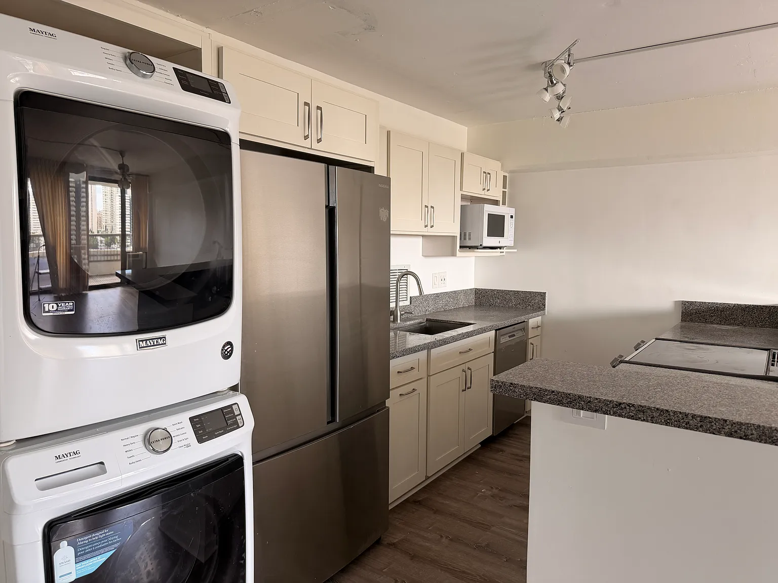 2 bed, 824 sqft, $3,000 — Photo 4