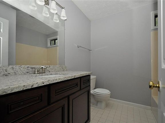 3rd image of 4846 Helga Way NE