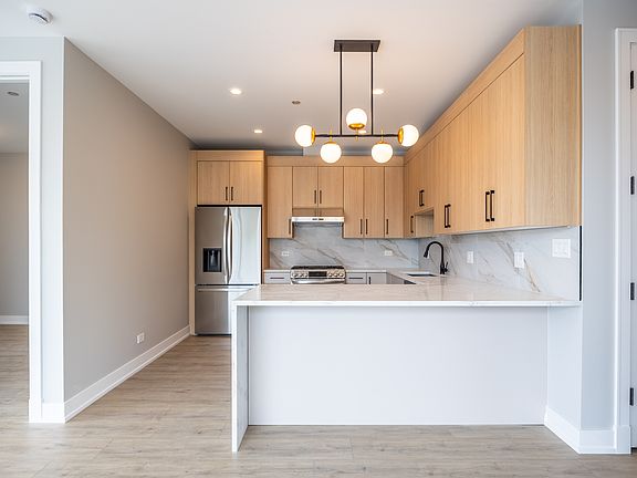 5th image of 2354 W Polk St #502