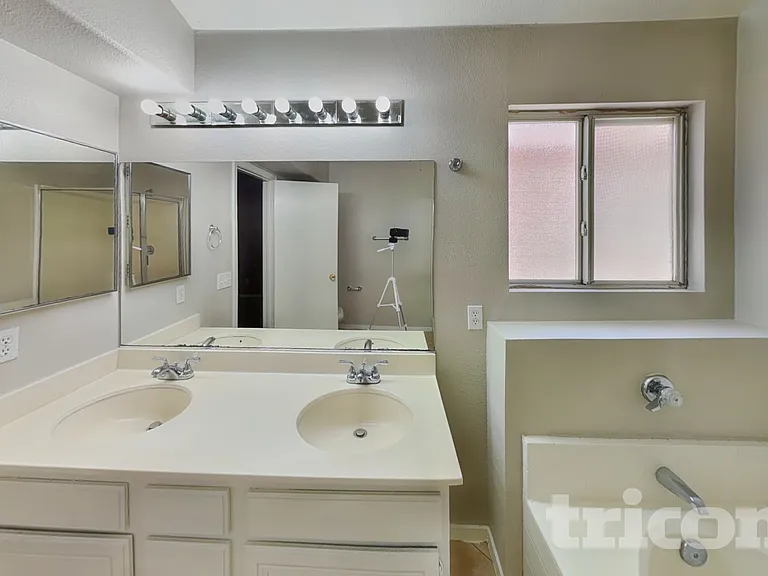 1121 Indian Hedge Dr — Photo 10
