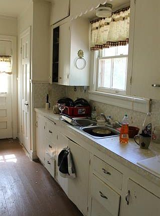 3rd image of 1055 W Shirley St