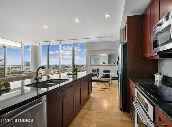 3rd image of 737 W Washington Blvd APT 2508