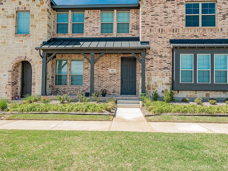 537 Parkside Dr — Photo 1