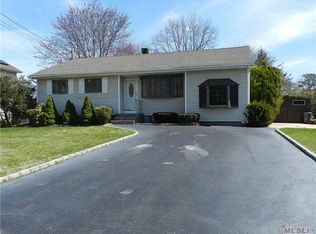 62 Rocket Dr, Islip Terrace, NY 11752
