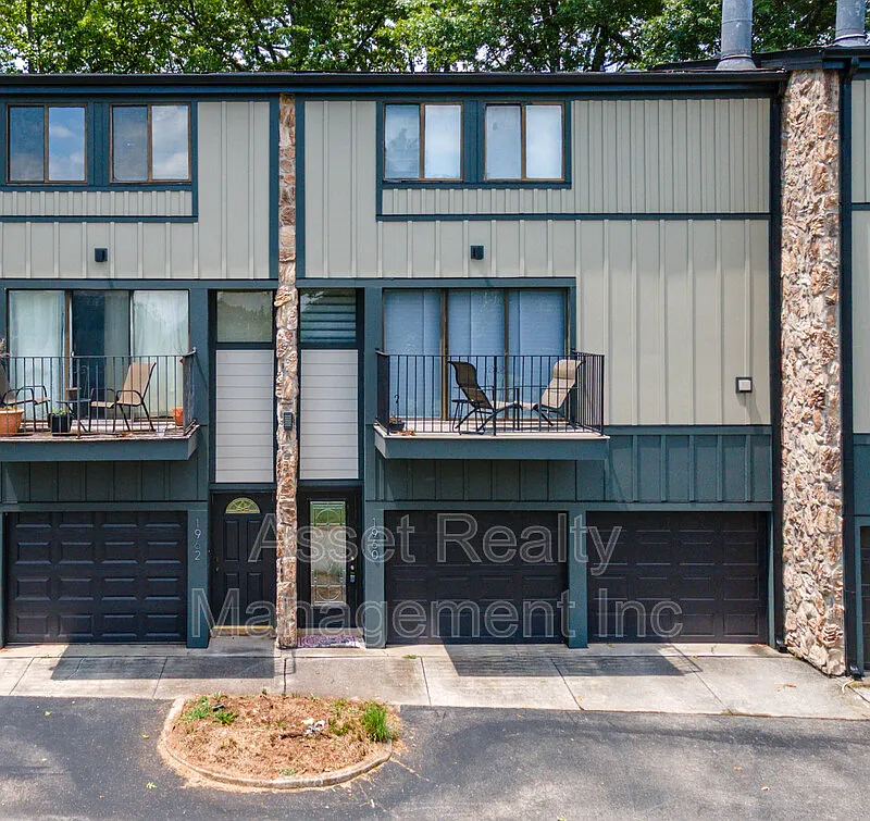 3 bed, 2.5 bath, 1680 sqft, $2,100 — Photo 3