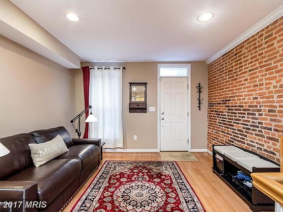 Living Room w/hardwood floors