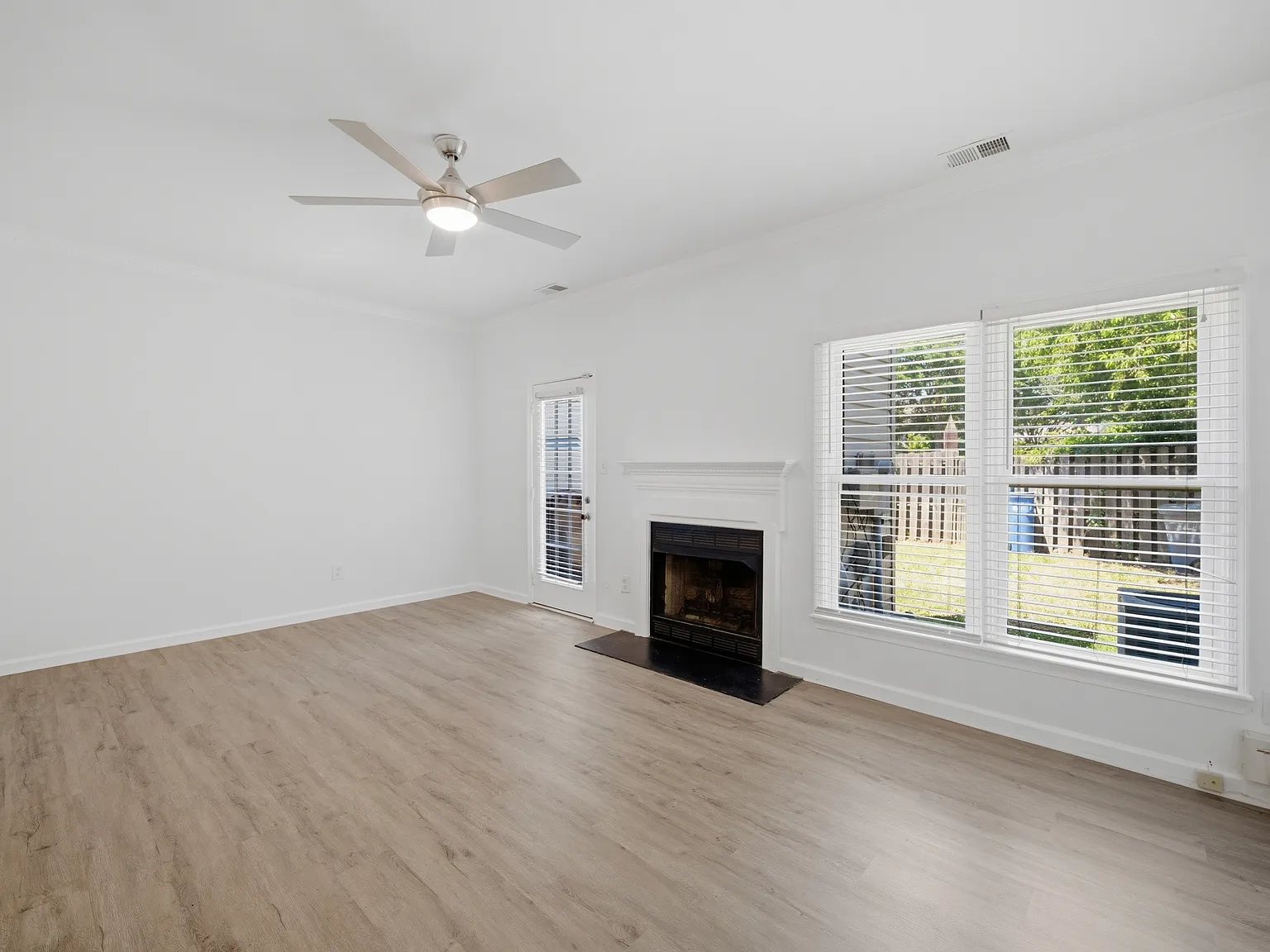 3 bed, 2.5 bath, 1400 sqft, $2,650 — Photo 2