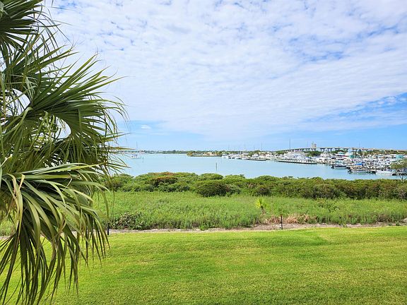 4th image of 31 Harbour Isle Drive W #204