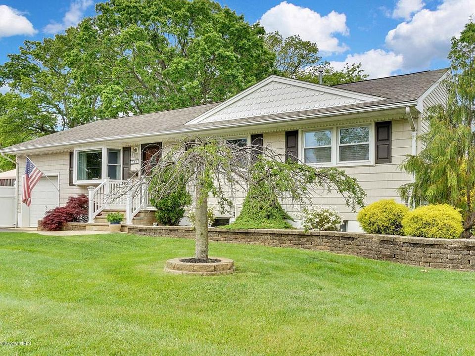 1st image of 215 Arrowhead Park Dr