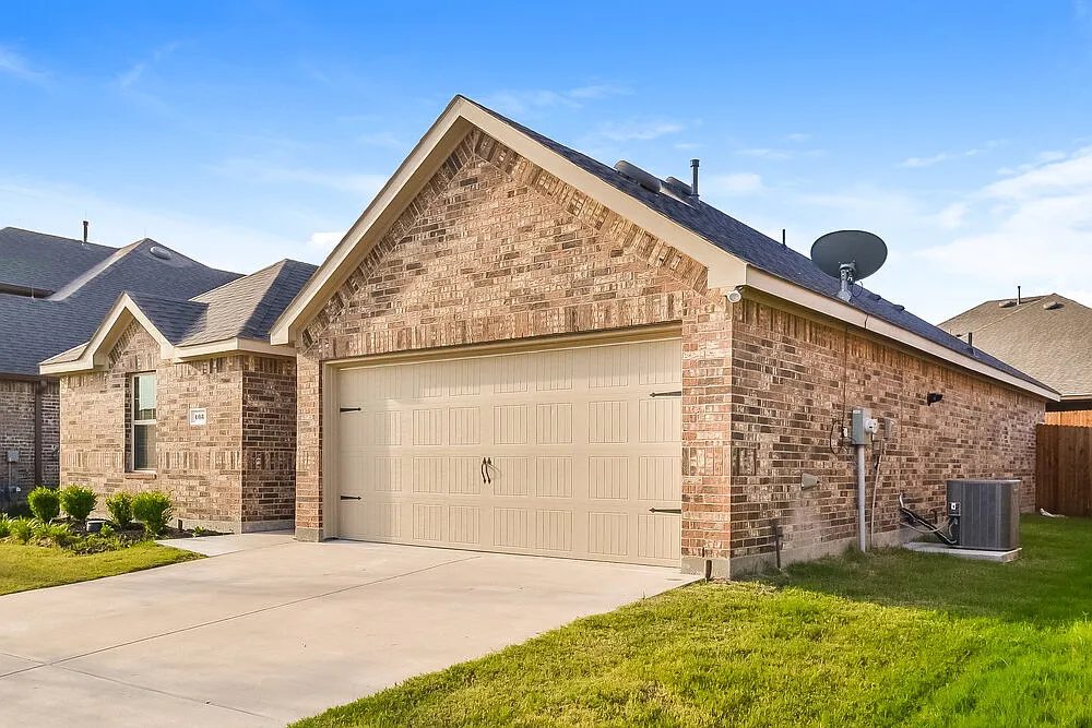 3 bed, 2.0 bath, 1454 sqft, $2,045 — Photo 3