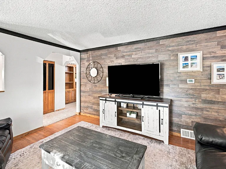 702 Squire St — Photo 5