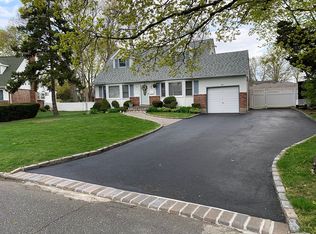 9 Speaker St, Commack, NY 11725