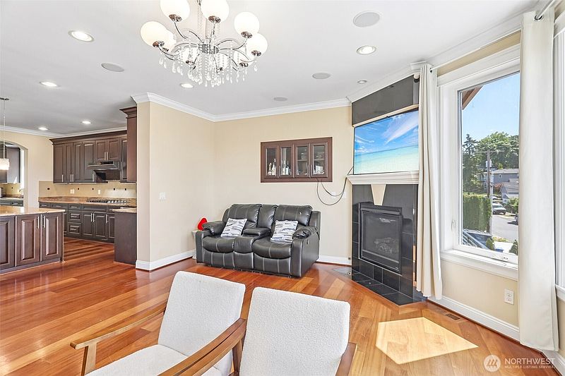 5th image of 1006 N 28th Place