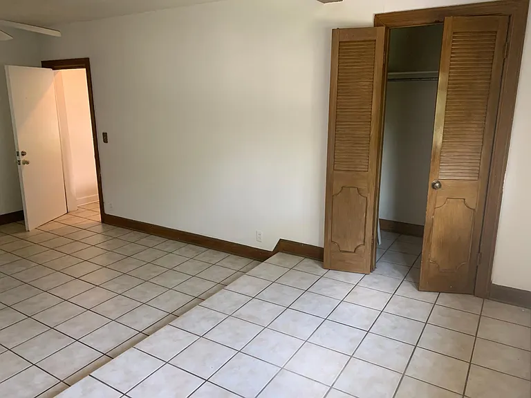 300 NW 21st St #5 — Photo 11