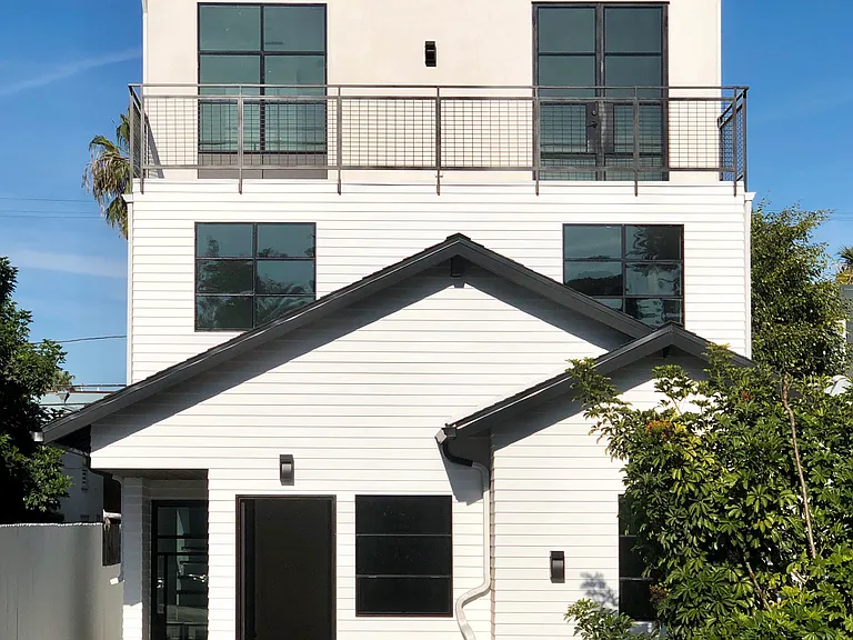 1317 Cabrillo Ave — Photo 1