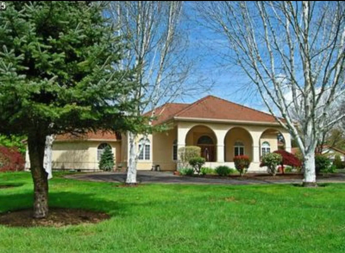5 bed, 2.5 bath, 3686 sqft, $5,000 — Photo 1