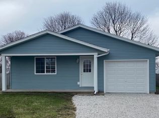 1304 N Nixon Dr, Pontiac, IL 61764