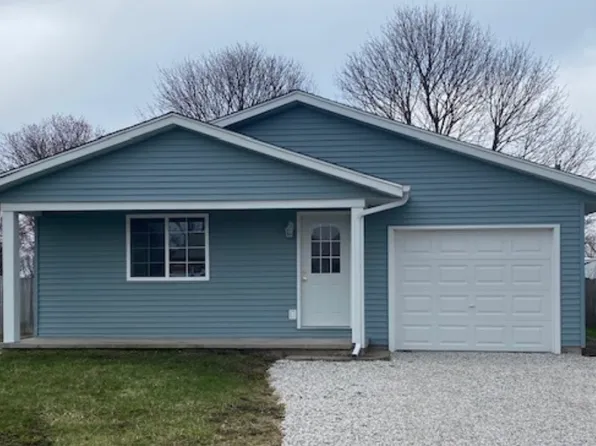 1304 N Nixon Dr, Pontiac, IL 61764