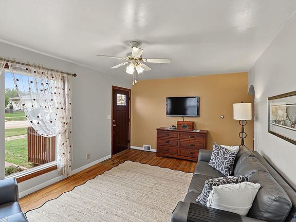 5th image of 140 Meade St